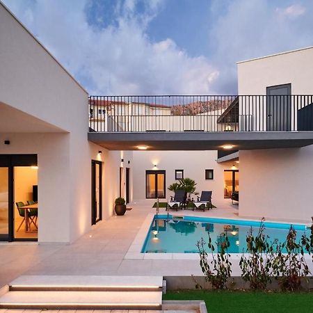 Villa Adriastar Dugi Rat Exteriör bild
